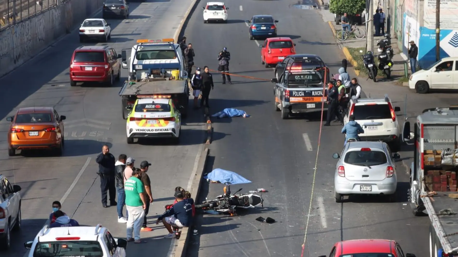 Pareja de motociclistas mueren embestidos por camión de carga en Ecatepec